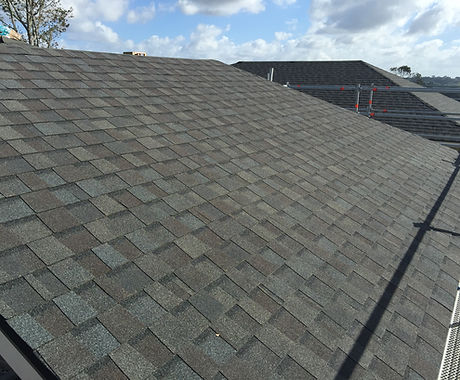 Expansive asphalt shingle roof